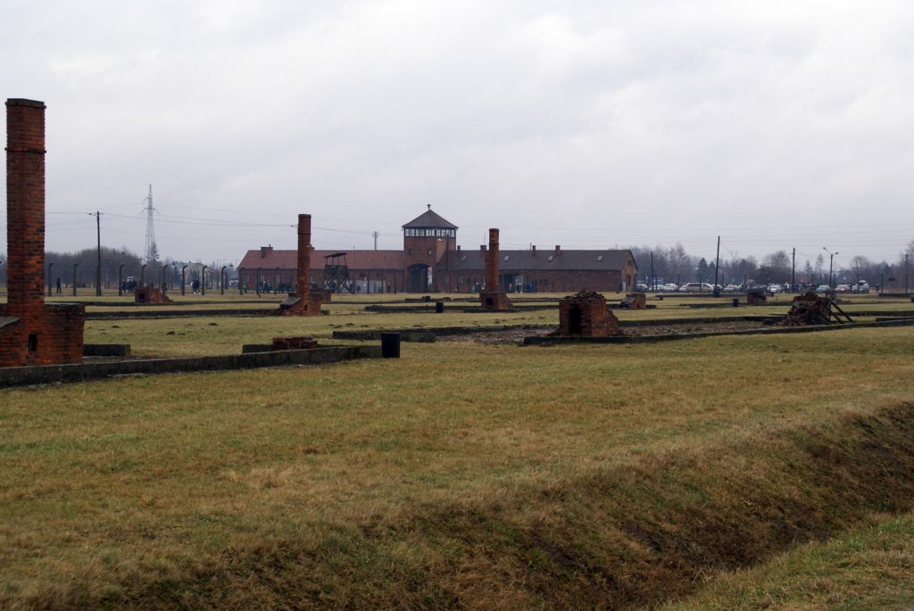 Auschwitz-Birkenau tour with hotel pick up